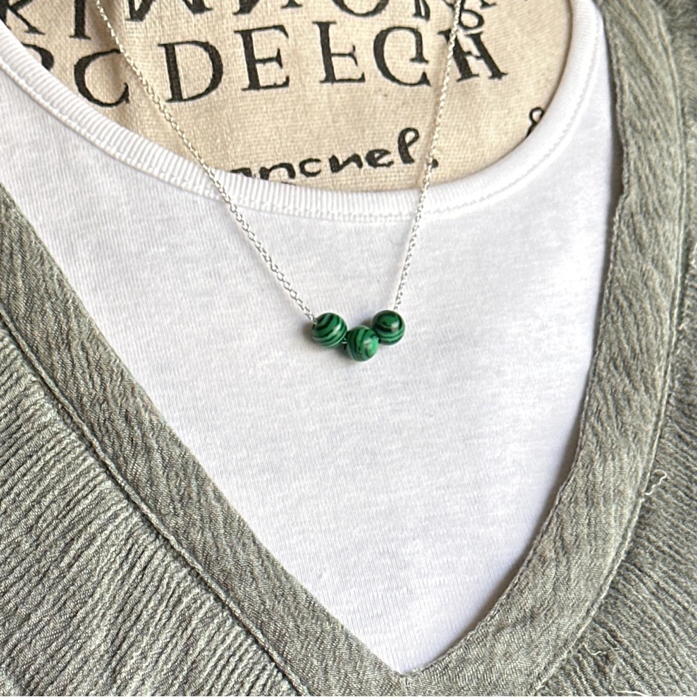 Malachite Trinity prosperity dainty necklace 925 silver stamped/malachite dainty - Picture 4 of 7